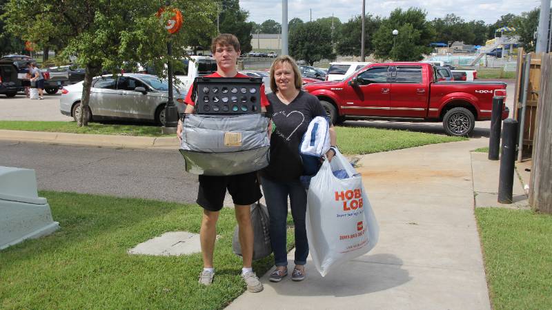 student moving into dorms